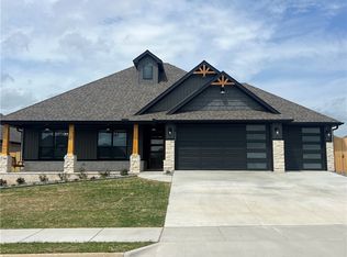 1900 Crump St, Pea Ridge, AR 72751