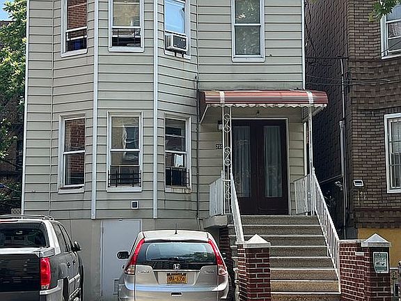 2nd image of 250 E 207th St