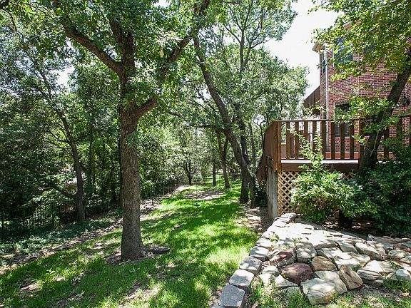 2nd image of 613 Hawthorn Cir