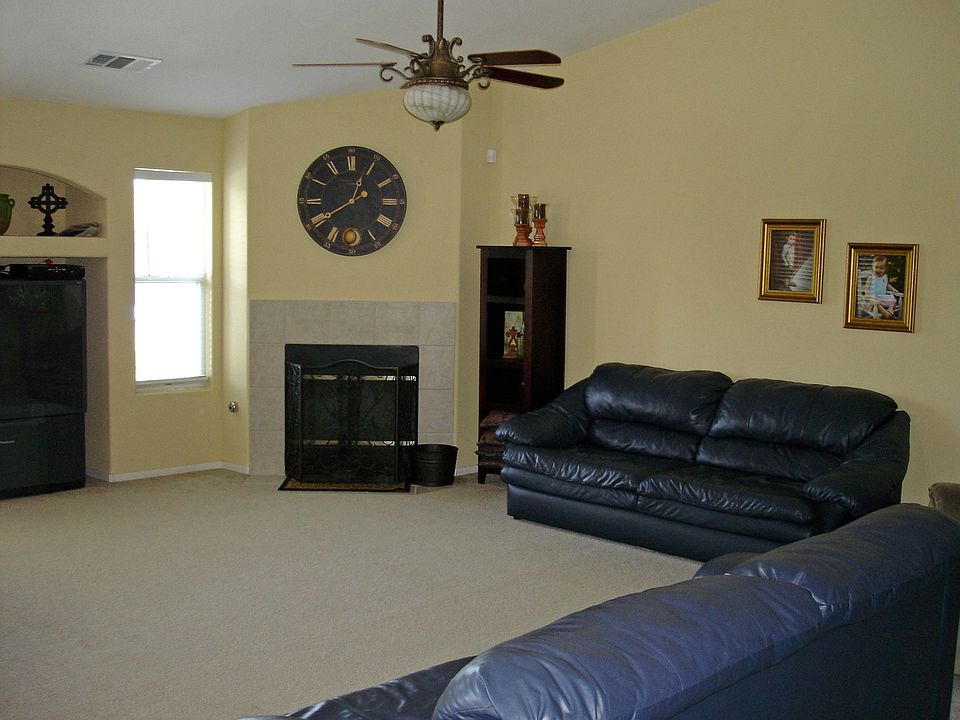 Livingroom w/Fireplace