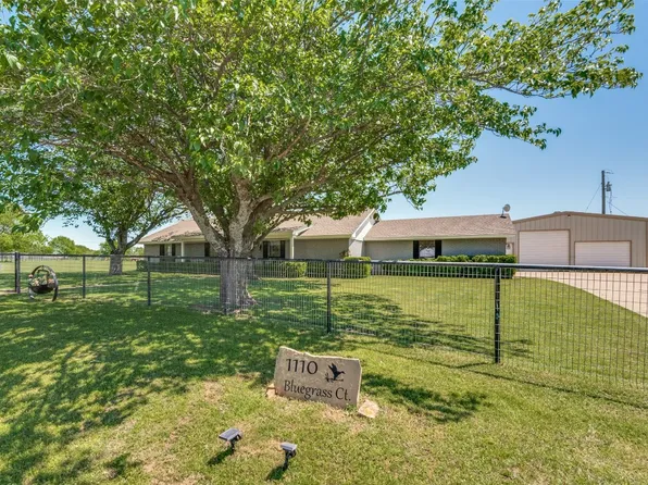 1110 Bluegrass Ct, Midlothian, TX 76065