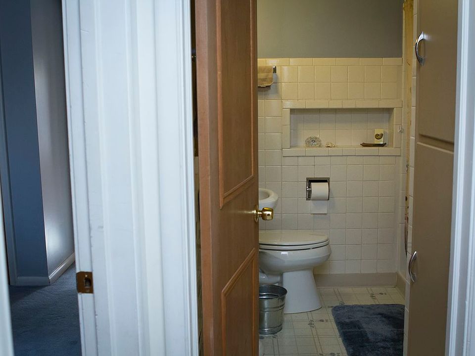 Main floor full bath