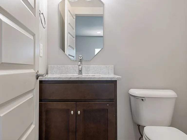 906 Smiley St — Photo 46