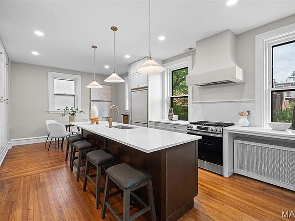 3rd image of 3537 Crittenden St