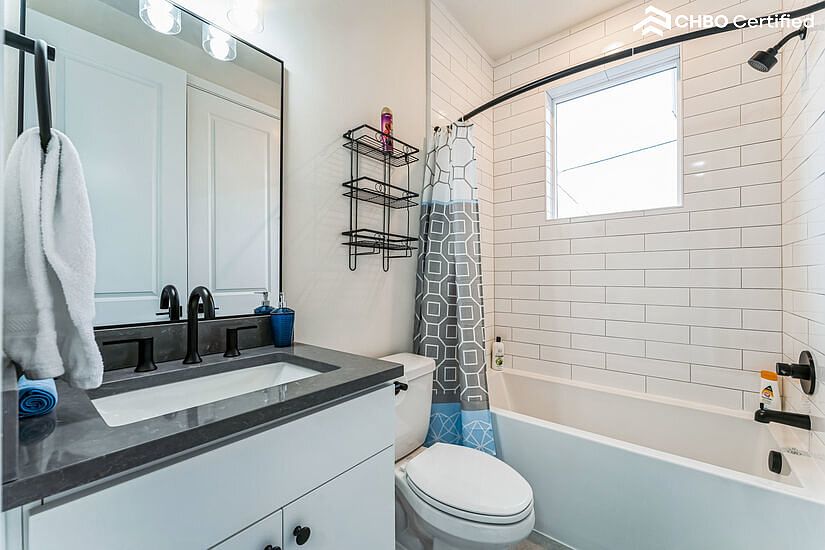 Mediterranean-themed Full Bathroom