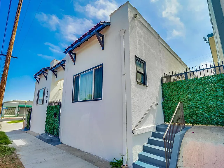 1208 Daisy Avenue — Photo 3