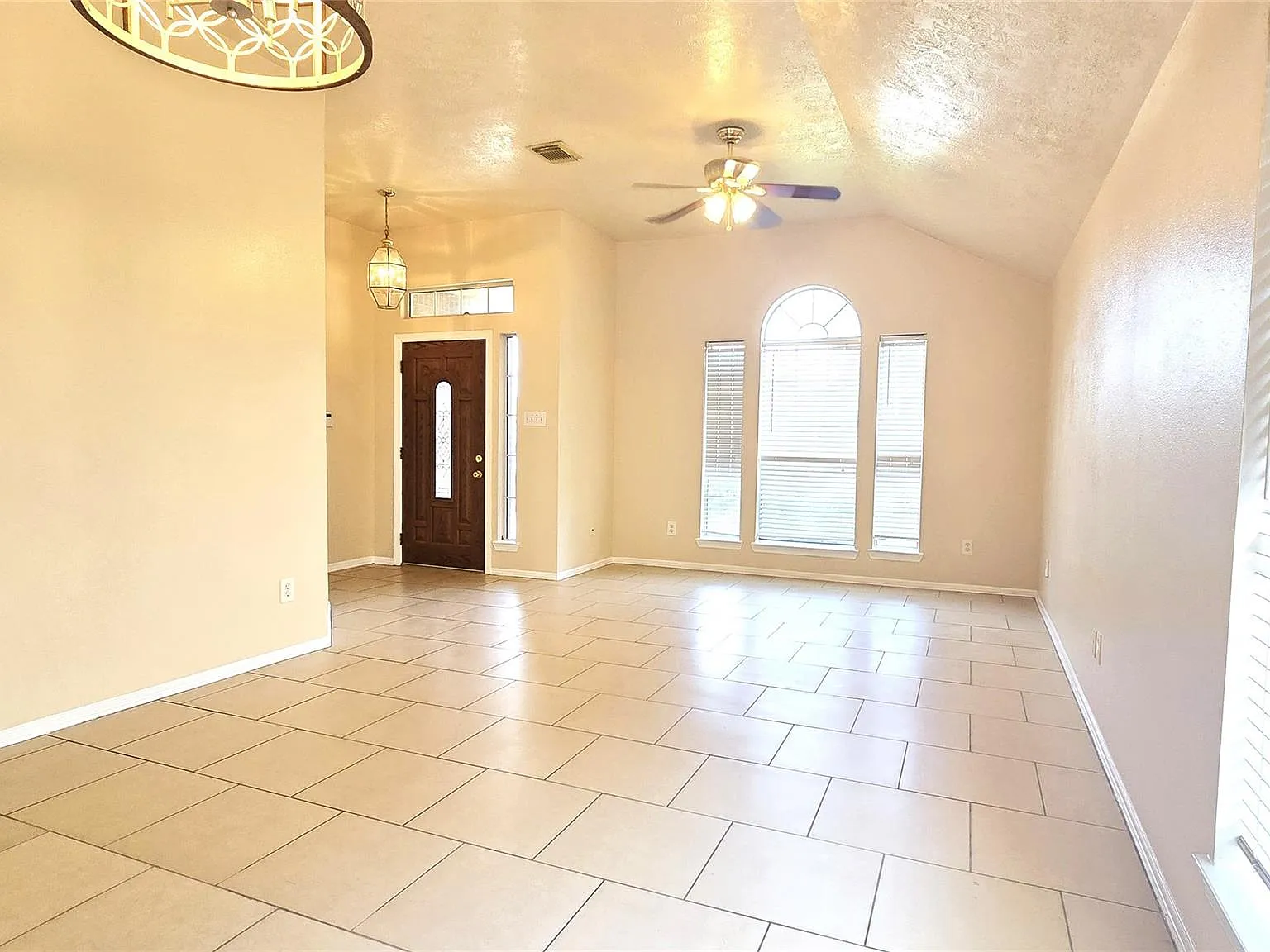 4 bed, 2.0 bath, 1896 sqft, $2,000 — Photo 2