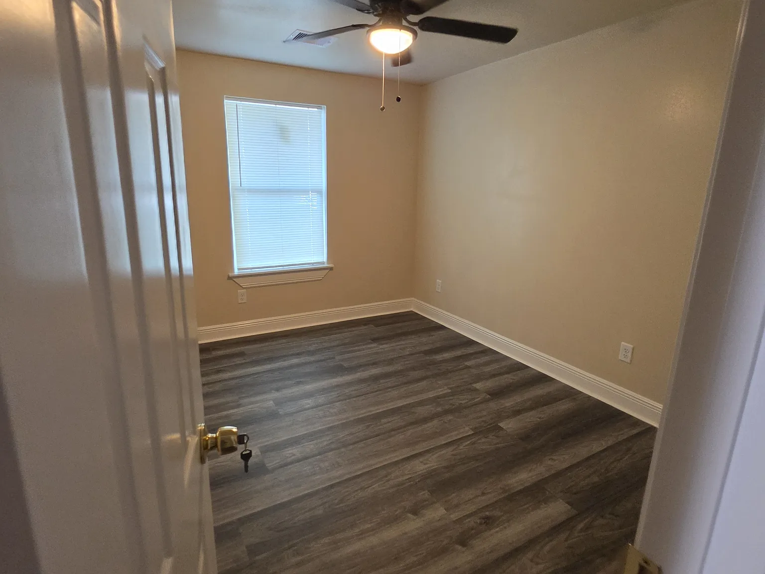 318 Glenmore Dr — Photo 3
