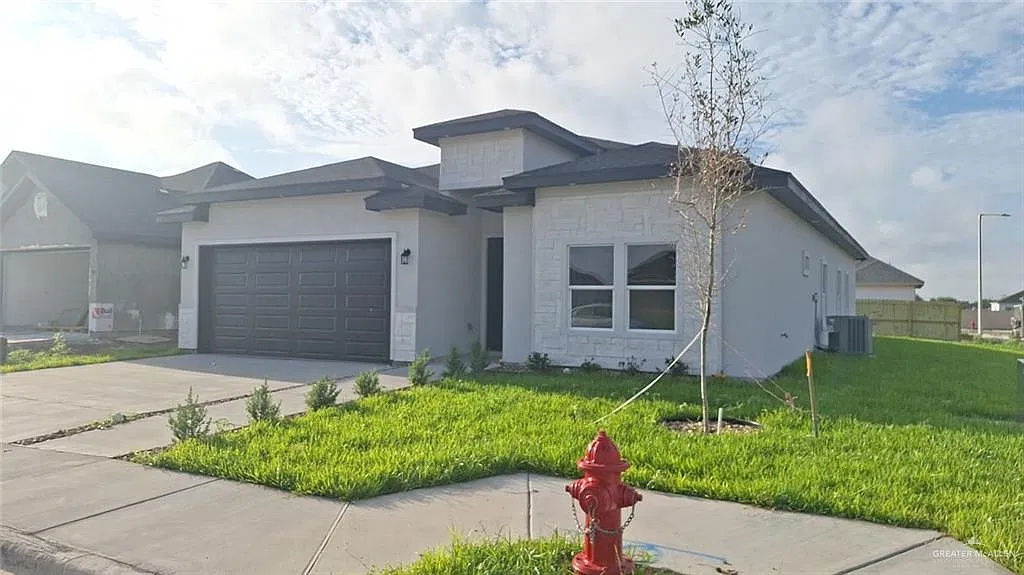 3 bed, 2.5 bath, 1592 sqft, $2,350 — Photo 2