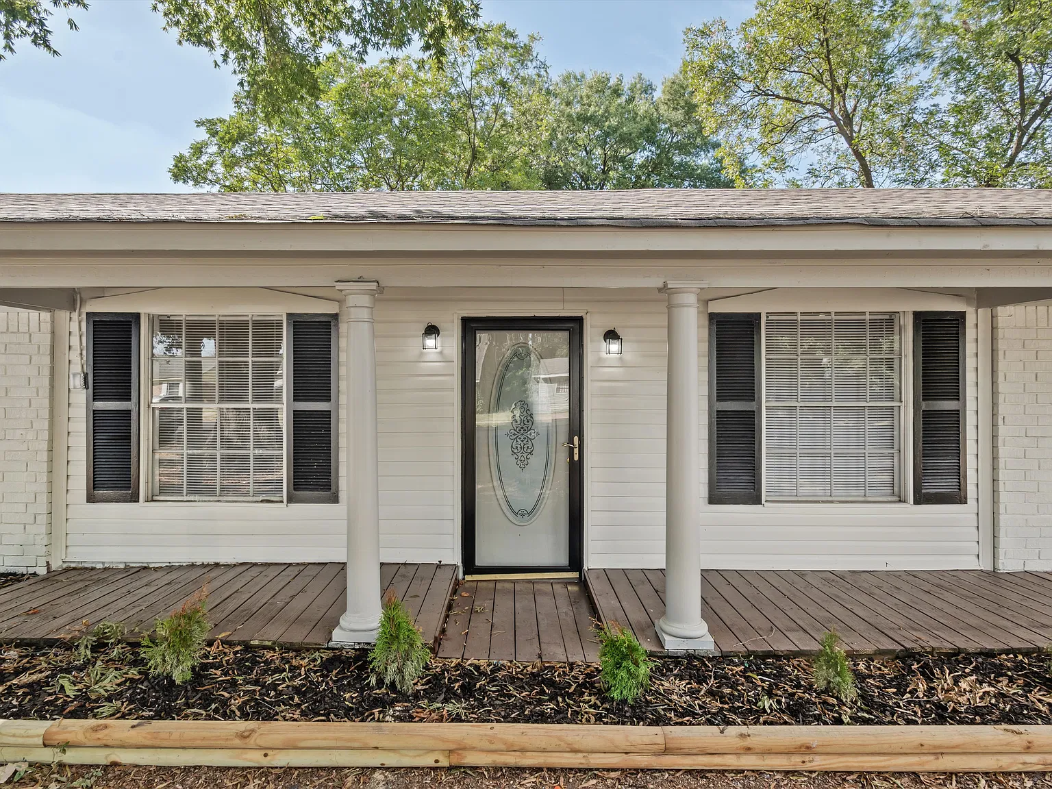 3 bed, 2.0 bath, 1382 sqft, $1,395 — Photo 2