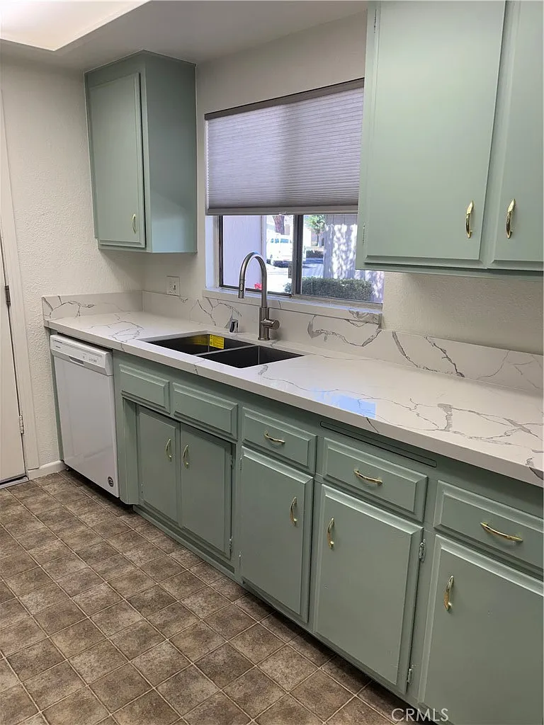 2 bed, 1.5 bath, 1242 sqft, $2,095 — Photo 2