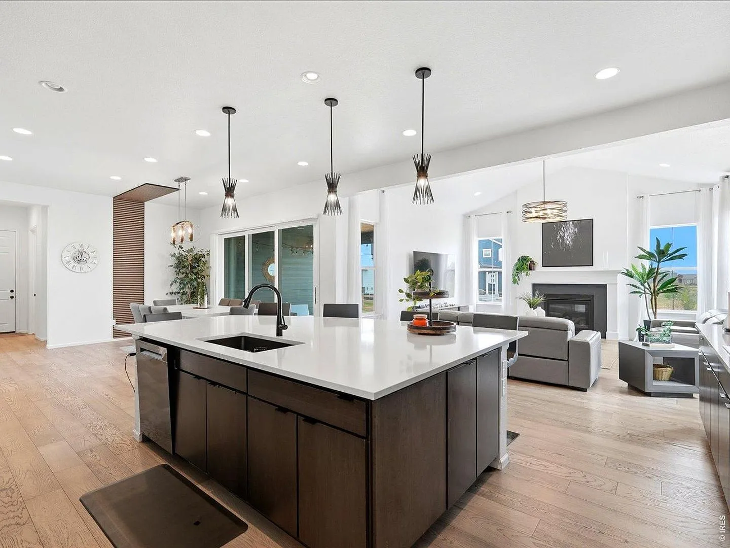Exceptional contemporary residence in the coveted Serratoga Falls — Photo 2