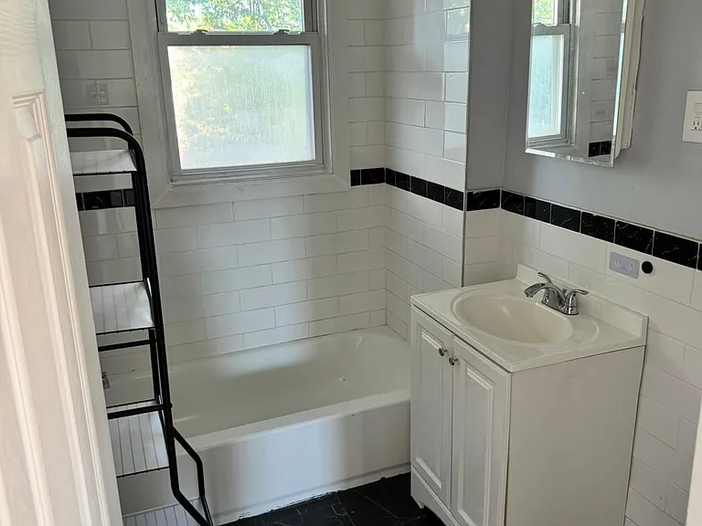 267-269 Goldsmith Ave #C — Photo 6