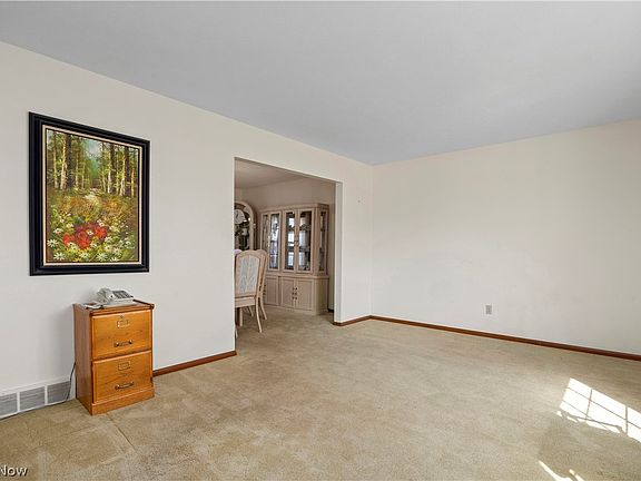 3rd image of 142 Brookvalley Dr