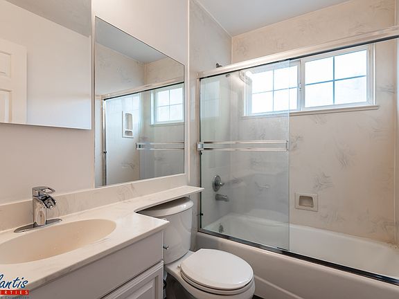 5th image of 440 Roosevelt Ave APT 1