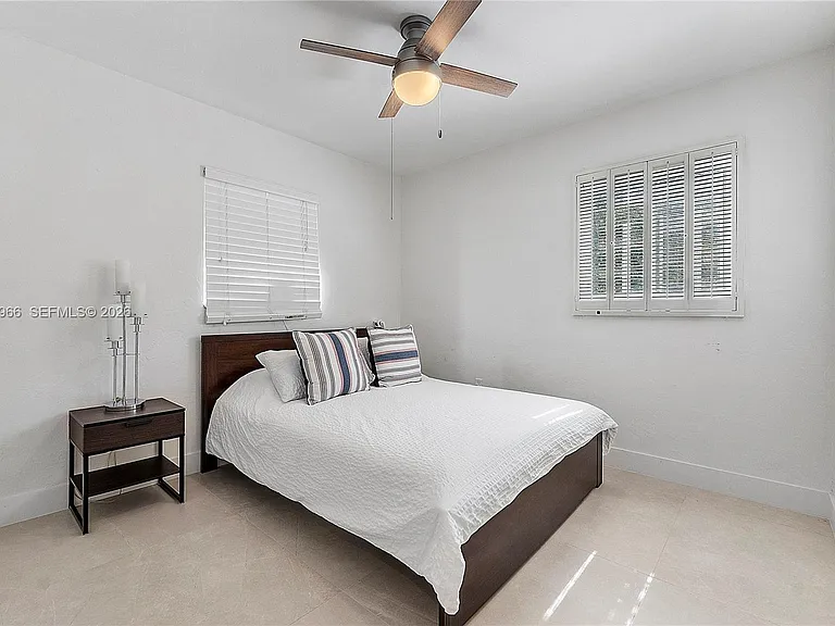 301 Hampton Ln — Photo 25