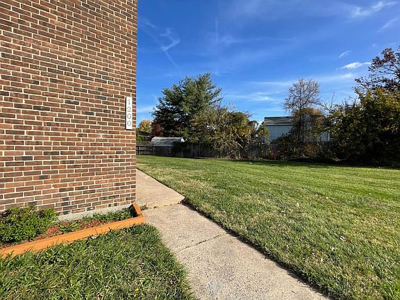 2nd image of 1200 Magnolia Ln