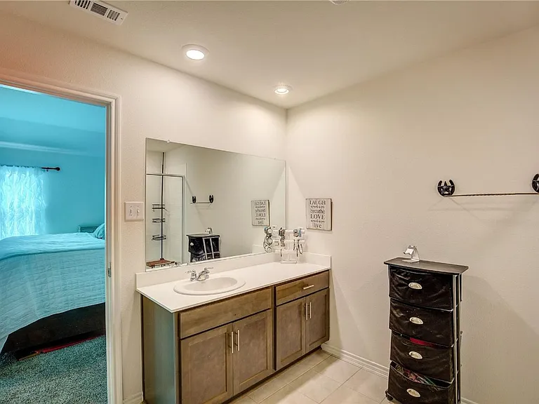 1004 Basswood Ln — Photo 11