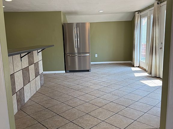 4th image of 1420 Pinyon Ave