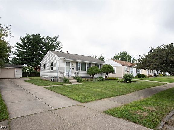 3rd image of 15115 Montrose Ave