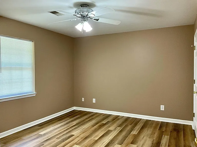200 England Dr — Photo 5