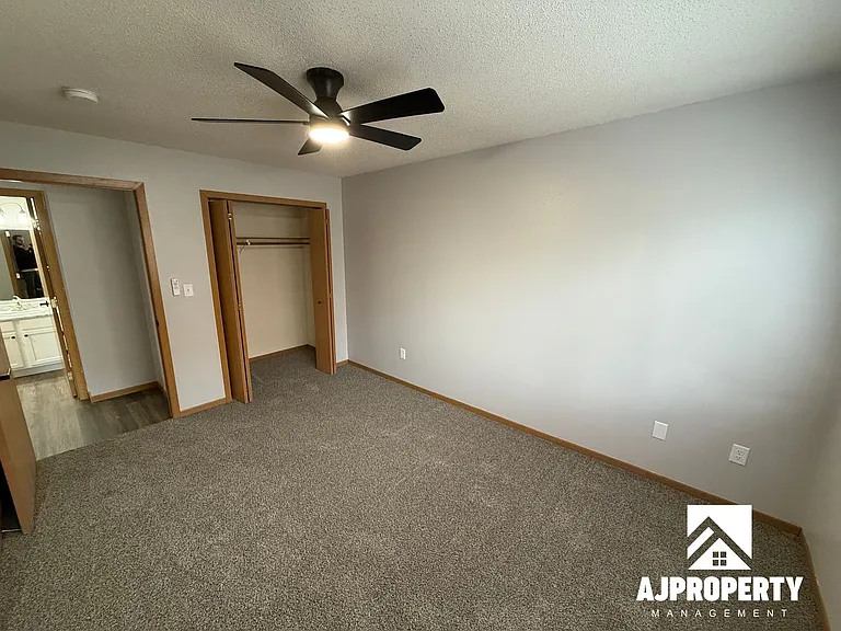 1000 S Summit Ave — Photo 12
