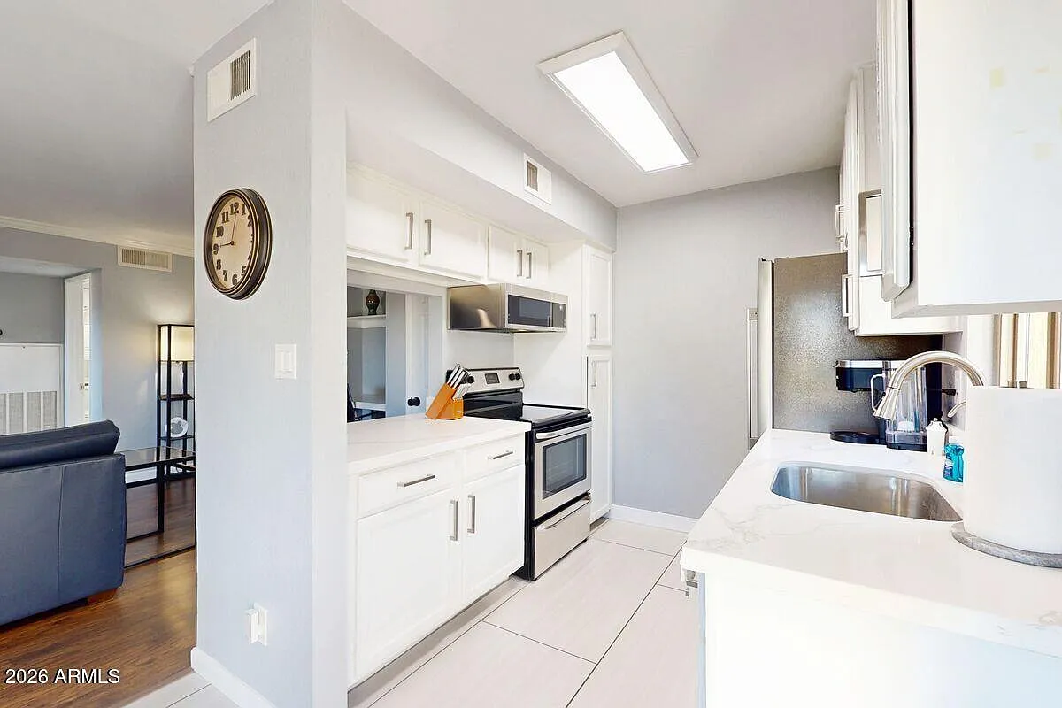 1 bed, 1.0 bath, 725 sqft, $3,100 — Photo 3