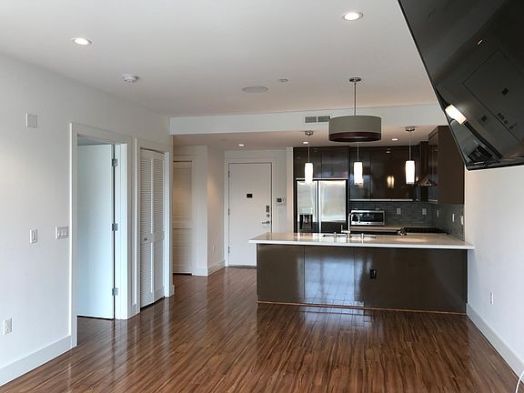 4th image of 234 7th Ave Unit 403