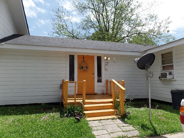 2nd image of 1816 Bush Ave #A