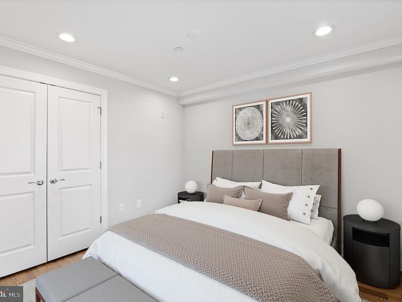 5th image of 988 N Marshall St #2R