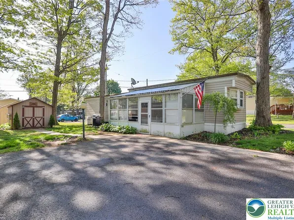 372 Black Oak Ln, Bath, PA 18014