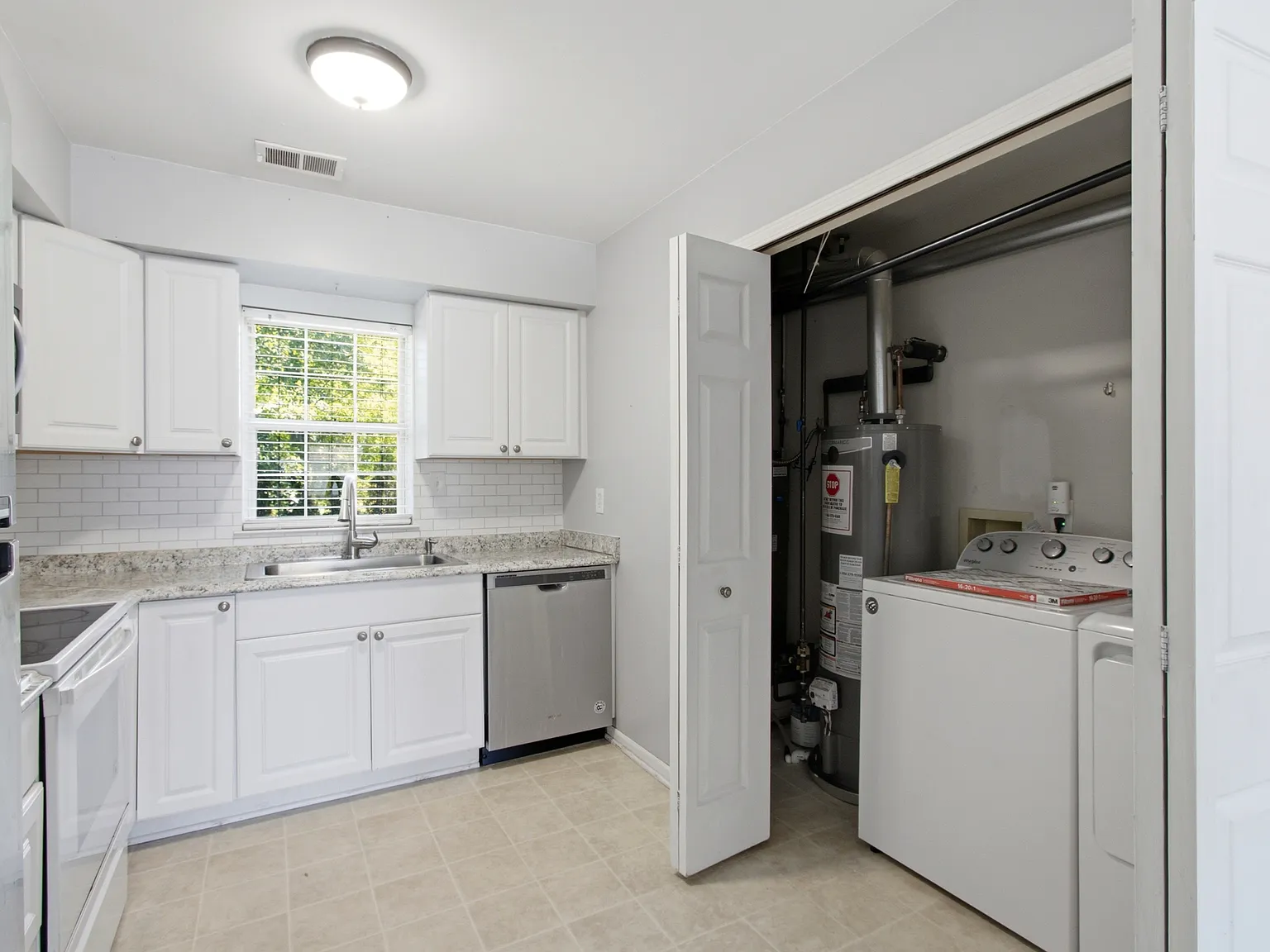 2 bed, 850 sqft, $1,300 — Photo 3