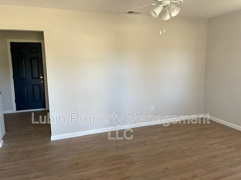 3 bed, 1.0 bath, $1,050 — Photo 2