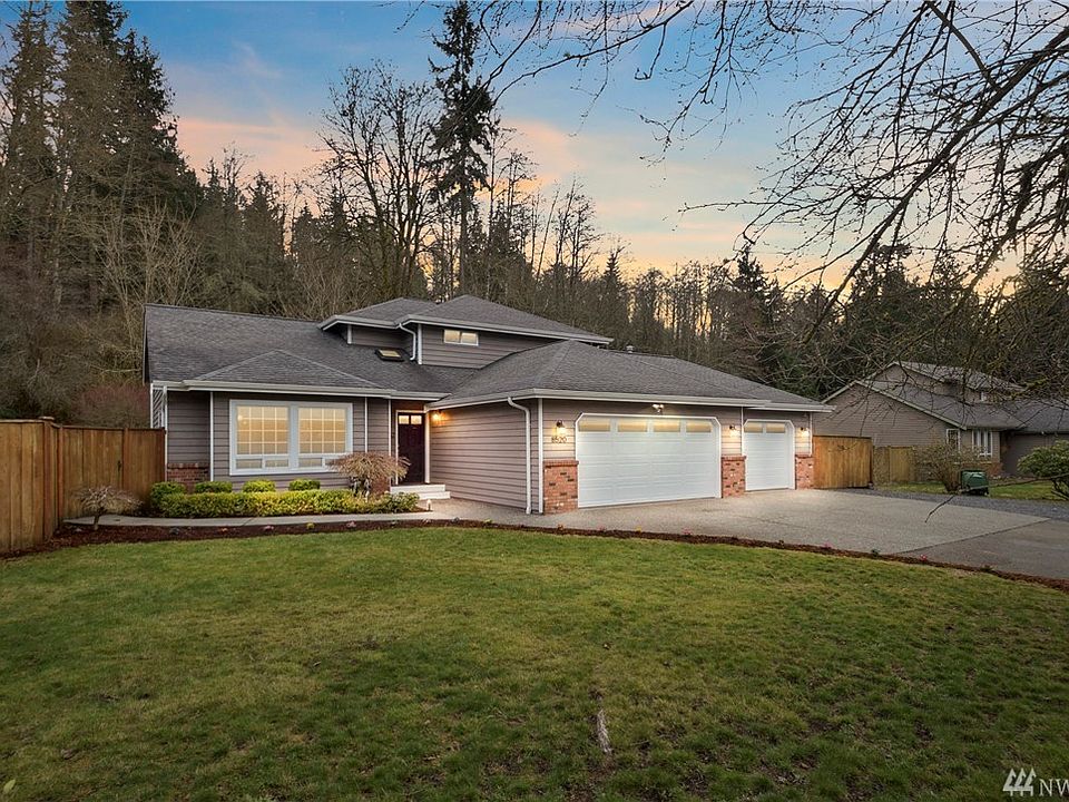 {WELCOME HOME} Located in Kayak Landing. HUGE private lot!