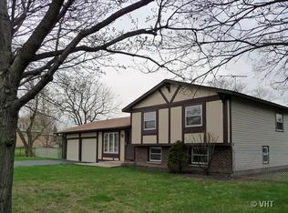 1374 N Hicks Rd, Palatine, IL 60067