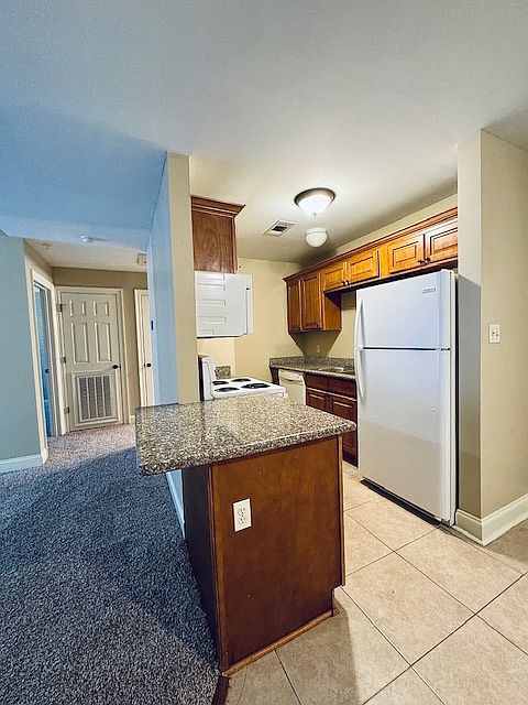 Fully Equipped Kitchen. Stove/Oven, Refrigerator, Microwave, Garbage Disposal, & Dishwasher.