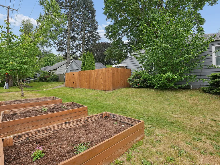 7036 N Wall Ave — Photo 3