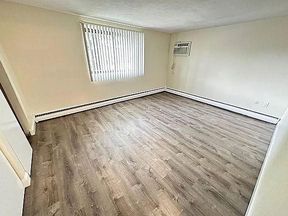 4th image of 24 Whites Ave APT 1