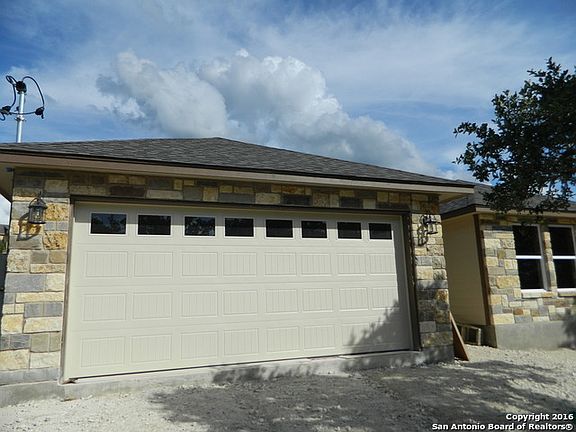 2nd image of 570 Lazy Oaks Dr