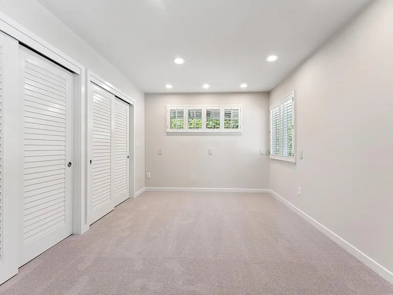 61 Bradley Ave — Photo 27