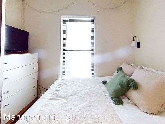 5th image of 1950 W Belle Plaine Ave #1