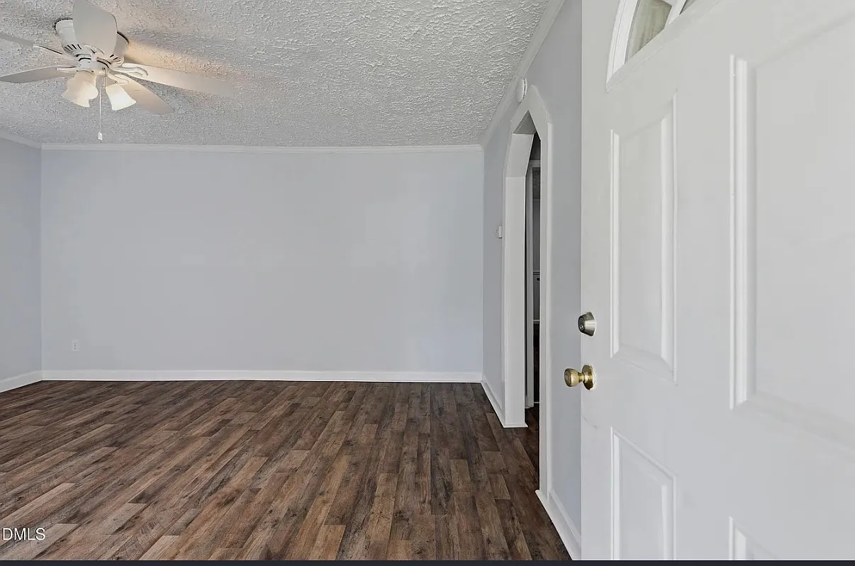 3 bed, 1080 sqft, $1,300 — Photo 2