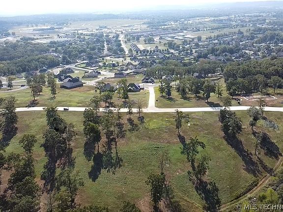 3rd image of 828 Ridgeview Dr