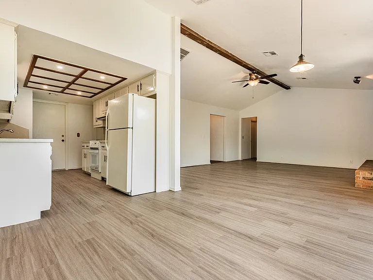 1006 W Neptune Rd — Photo 5