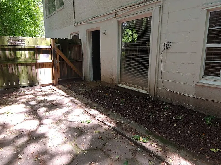 Maple Place Apartments — Photo 34