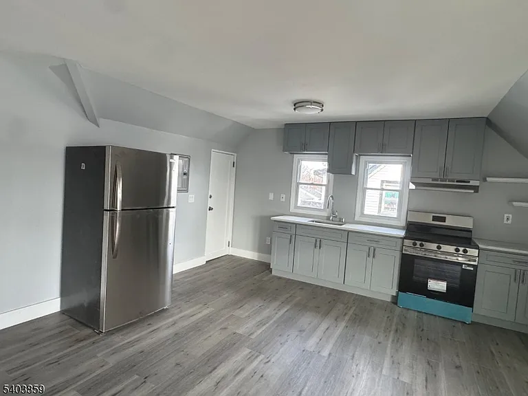 327 N Maple Ave — Photo 3