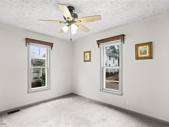 4th image of 431 E 4th St