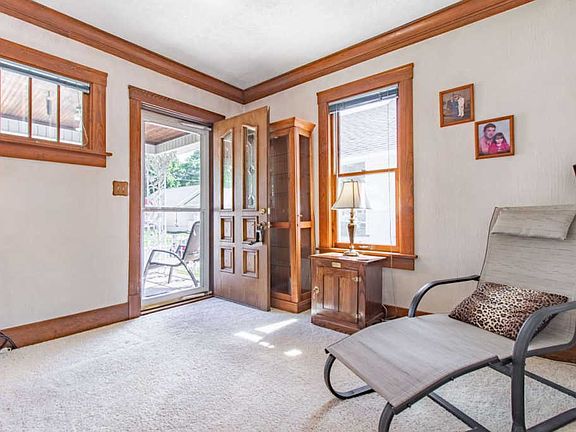 3rd image of 1214 E Seneca Pl