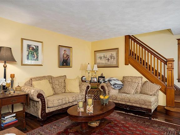 5th image of 11 Elmwood Park W