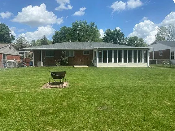 3 bed, 1.5 bath, 1200 sqft, $1,800 — Photo 2